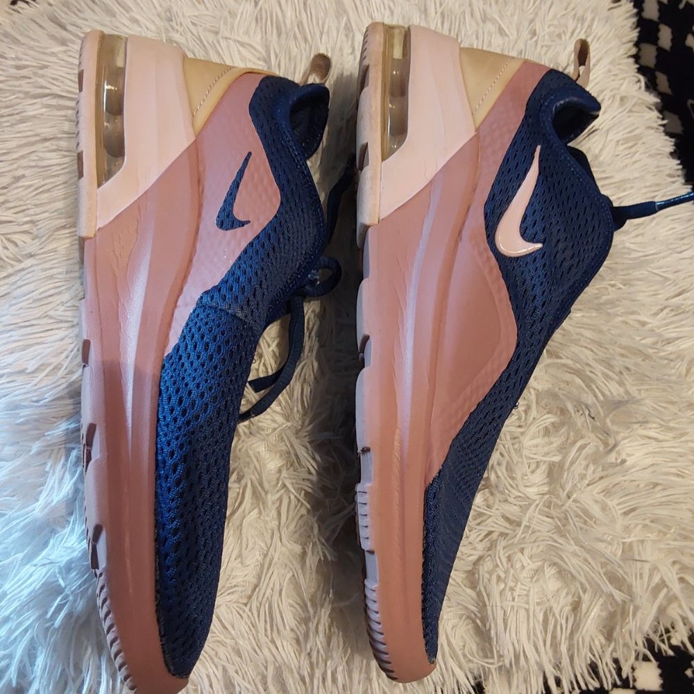 Nike - Picture 3 of 5